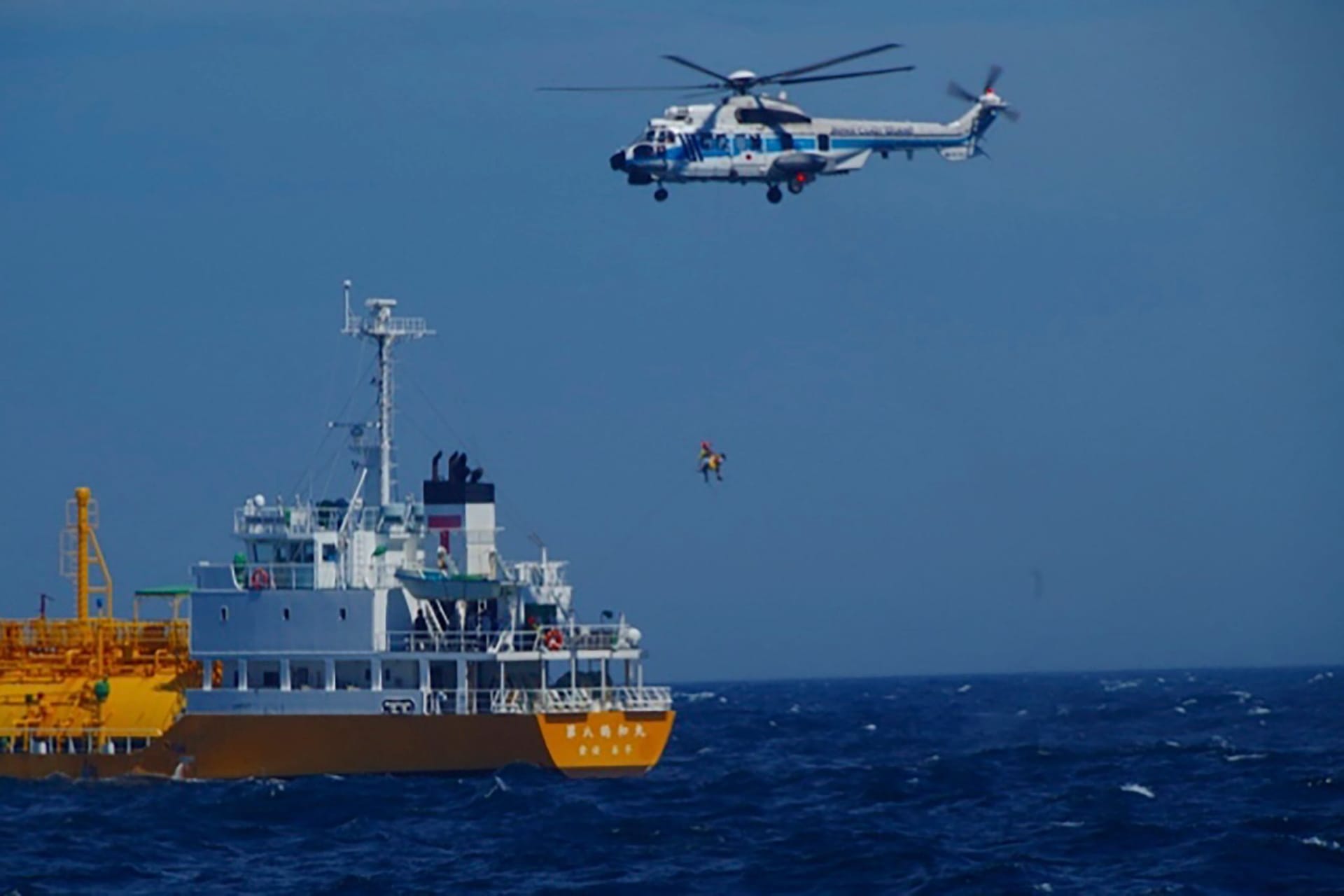 Die Rettungsaktion: Nach 36 Stunden wurde die Frau aus dem Meer gefischt.