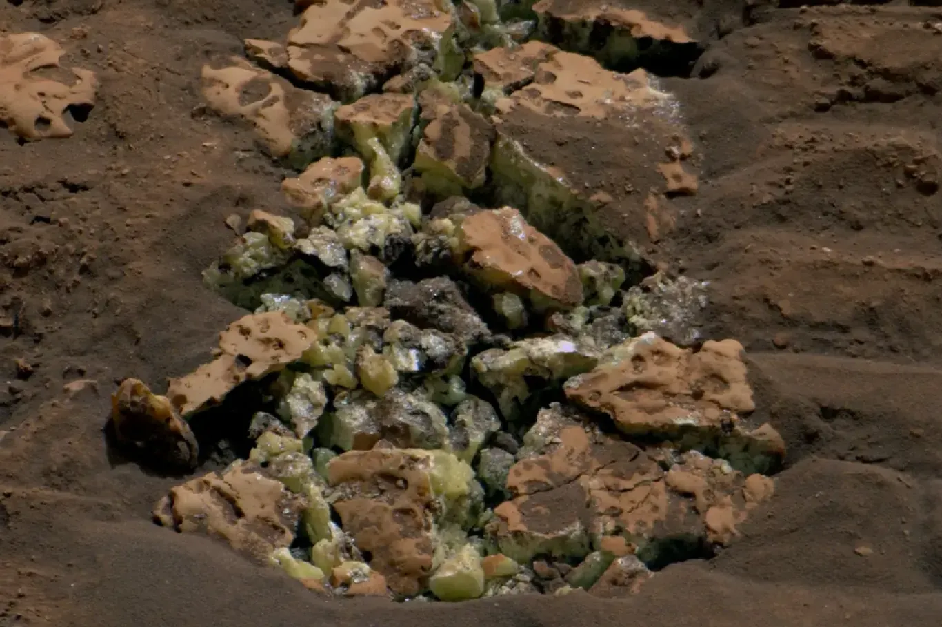 Schwefelkristalle auf dem Mars: Über diese Gesteinsbrocken rollte der "Curiosity"-Rover.
