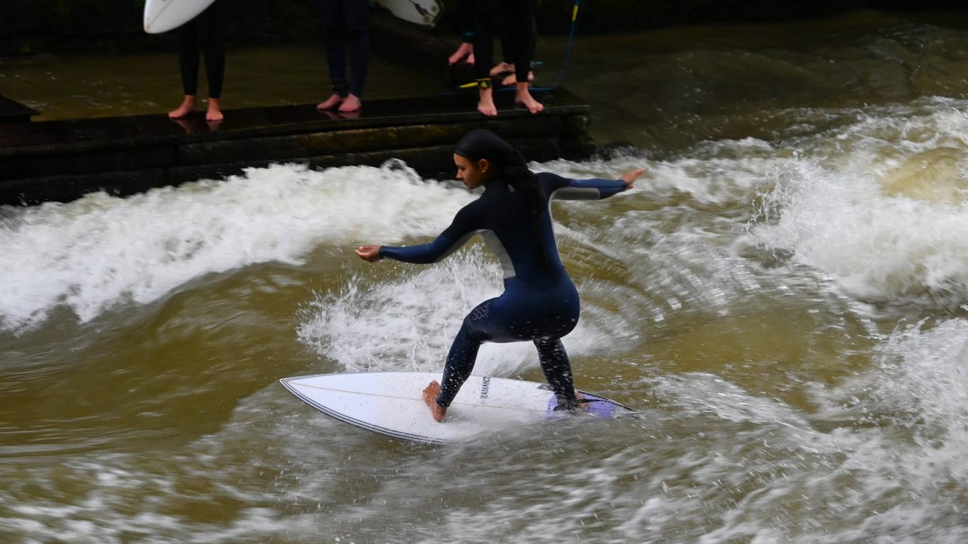 Surfer im Eisbach in München: Die Wasserqualität deutscher Flüsse in den vergangenen Jahrzehnten stetig verbessert.