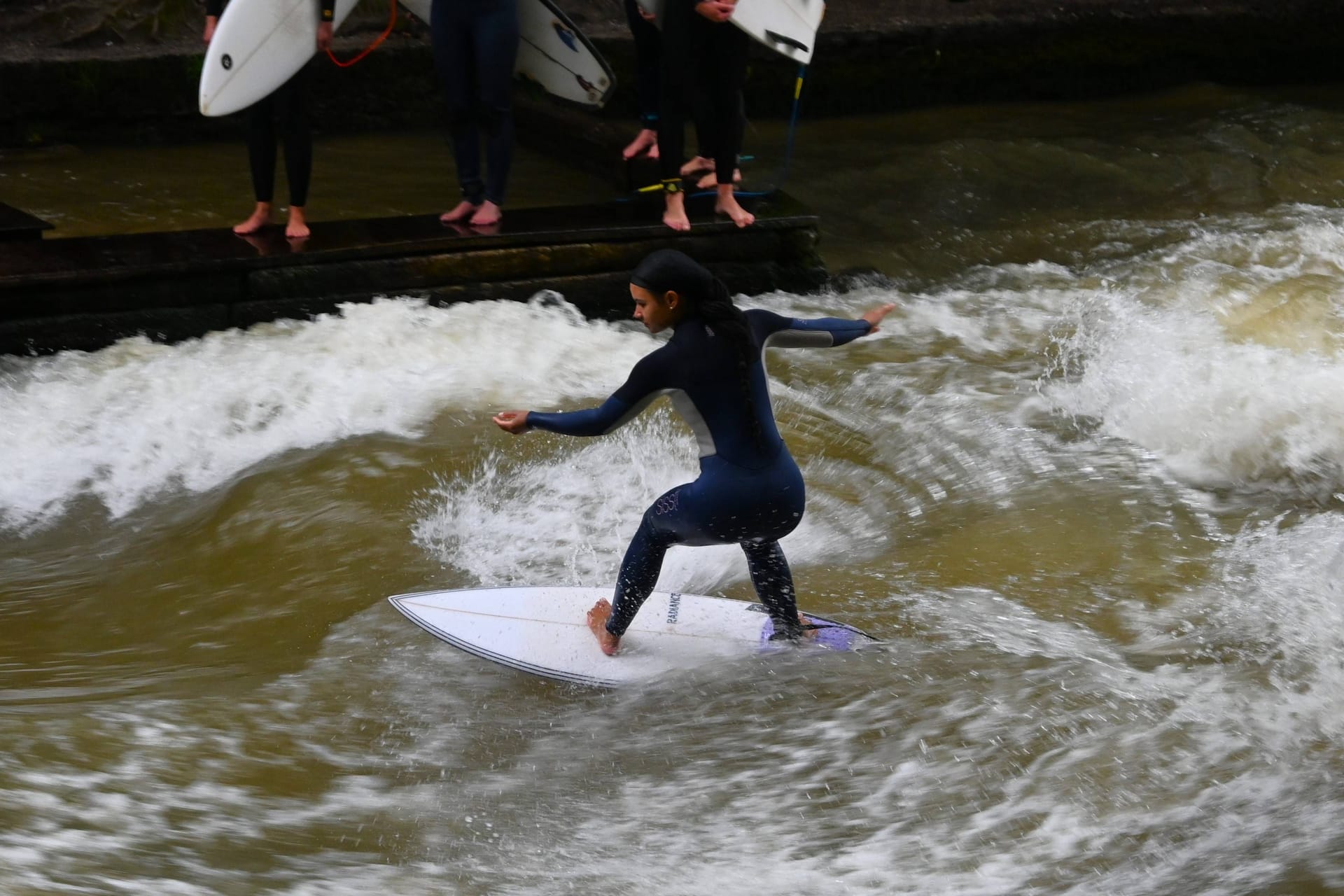 Surfer im Eisbach in München: Die Wasserqualität deutscher Flüsse in den vergangenen Jahrzehnten stetig verbessert.