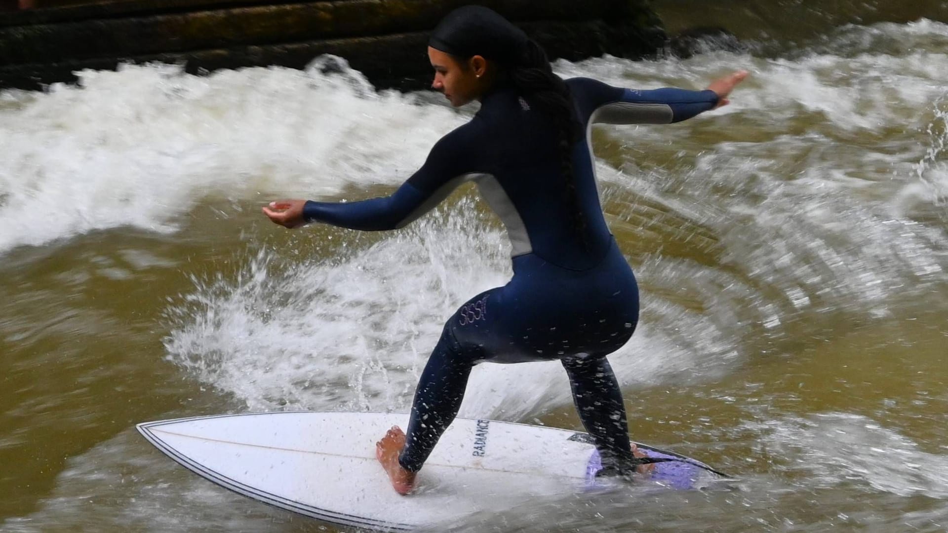 Surfer im Eisbach in München: Die Wasserqualität deutscher Flüsse in den vergangenen Jahrzehnten stetig verbessert.