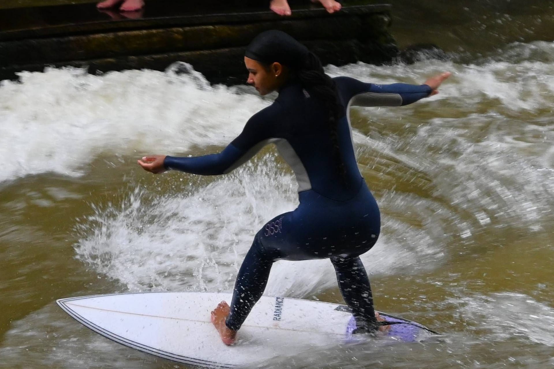 Surfer im Eisbach in München: Die Wasserqualität deutscher Flüsse in den vergangenen Jahrzehnten stetig verbessert.