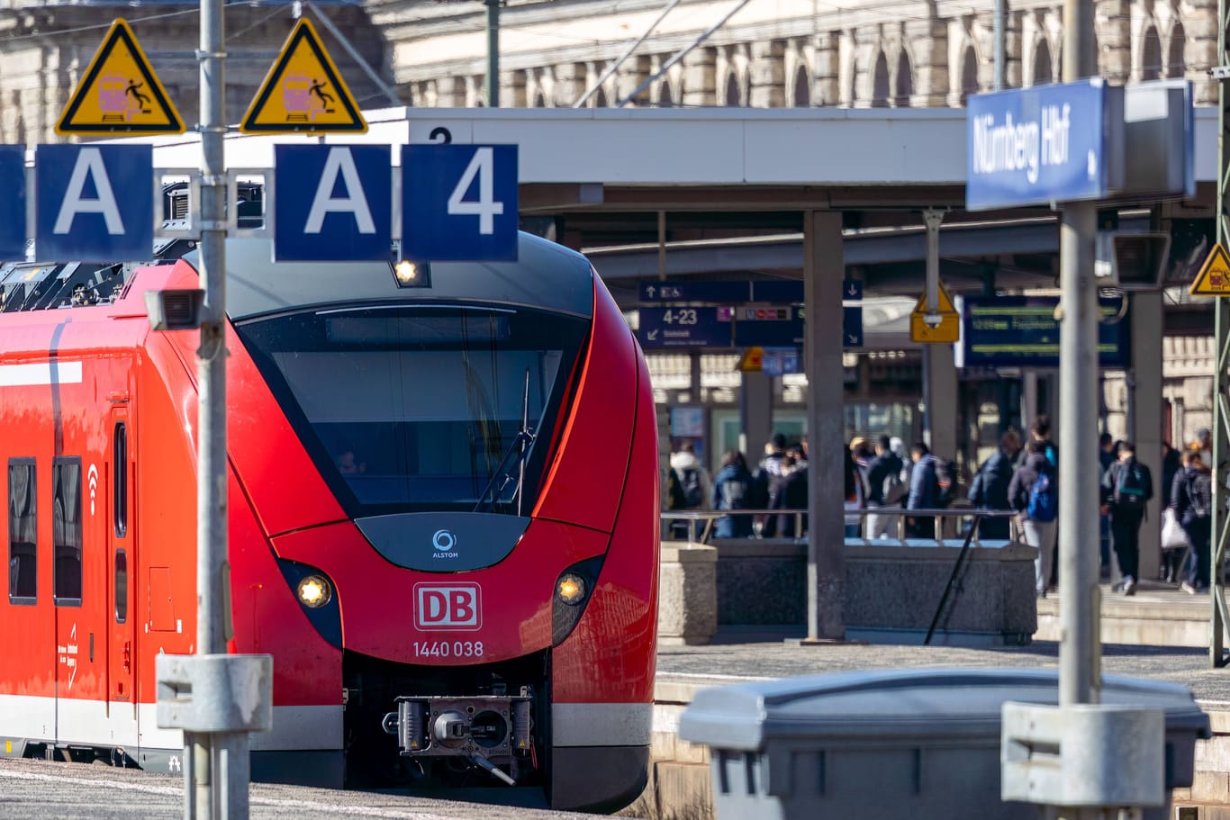 Ein Zug fährt in den Nürnberger Hauptbahnhof ein (Archivbild): Die Bauarbeiten sollen sich über mehrere Wochen ziehen.
