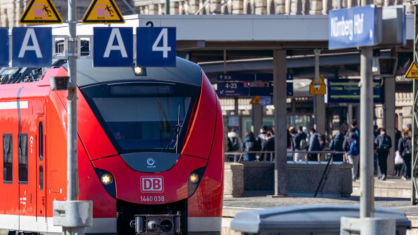 Ein Zug fährt in den Nürnberger Hauptbahnhof ein (Archivbild): Die Bauarbeiten sollen sich über mehrere Wochen ziehen.