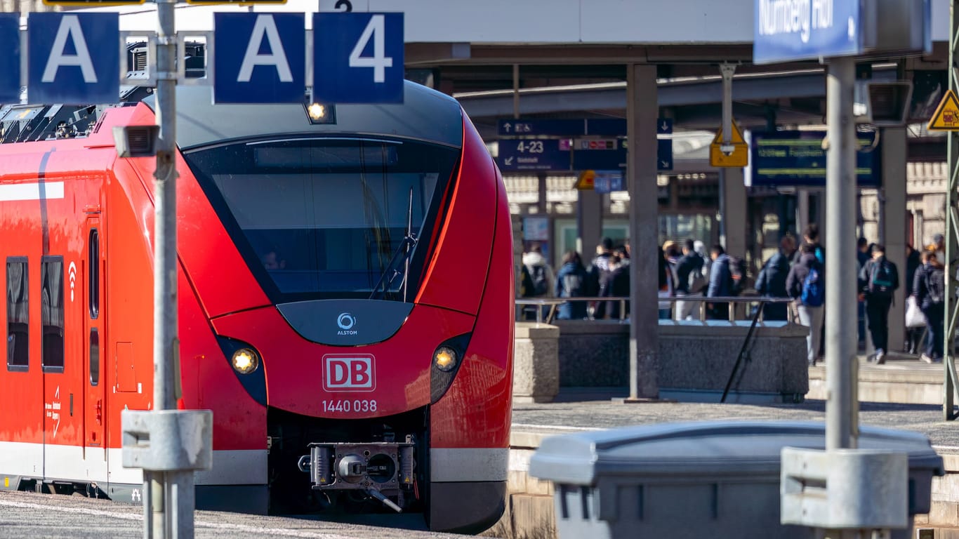 Ein Zug fährt in den Nürnberger Hauptbahnhof ein (Archivbild): Die Bauarbeiten sollen sich über mehrere Wochen ziehen.