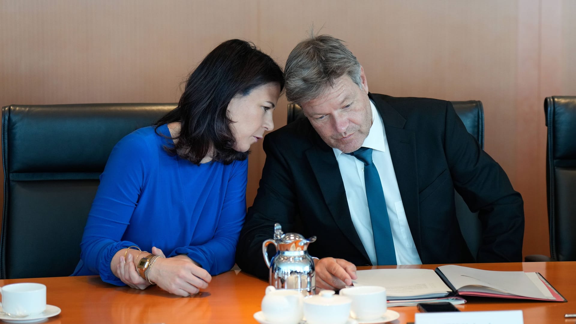Baerbock im Gespräch mit Robert Habeck: Wird der Wirtschaftsminister nun der Spitzenkandidat der Grünen bei der Bundestagswahl im kommenden Jahr?