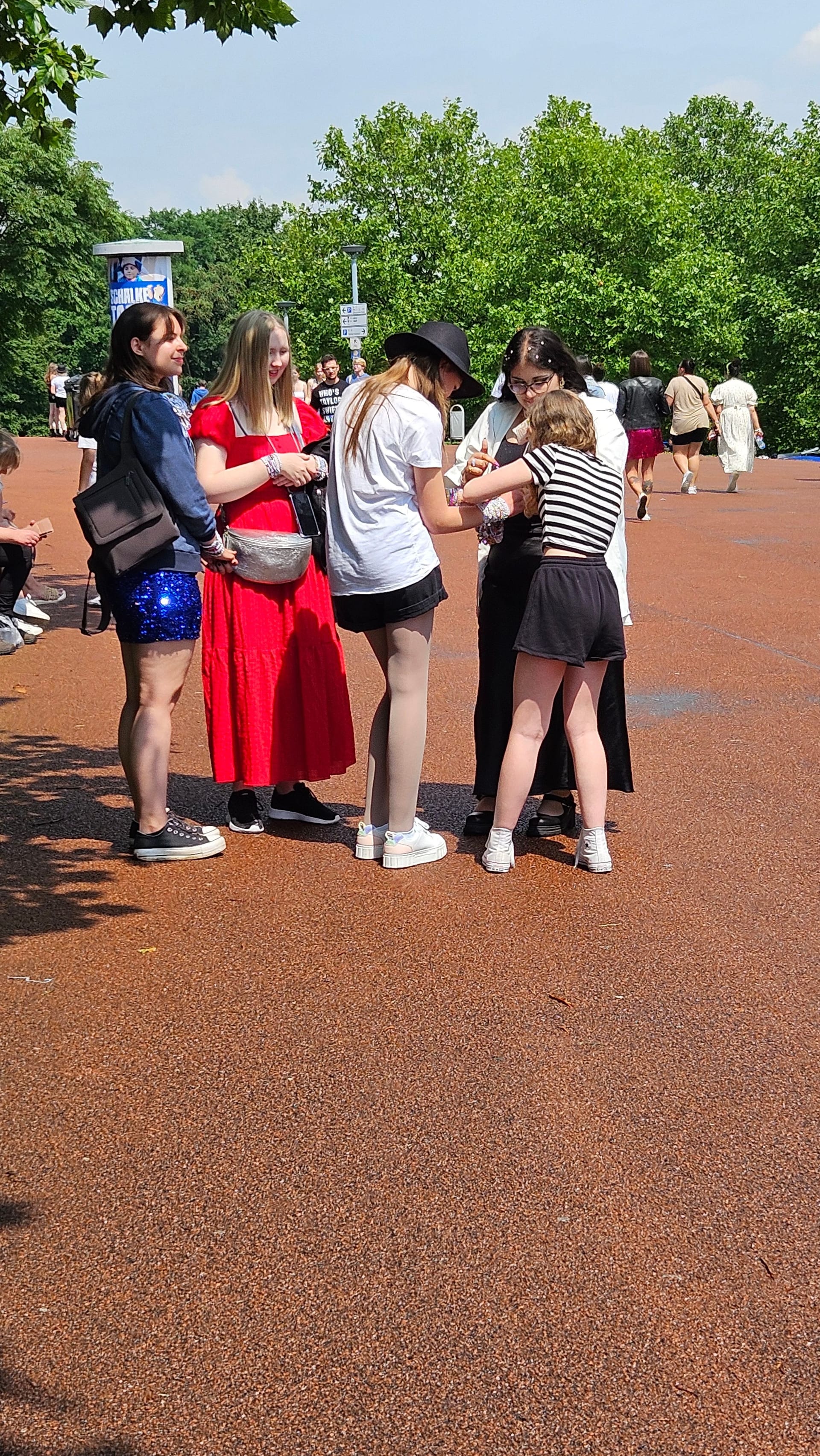 Auch getauscht wurden die bunten Bändchen am Mittwoch fleißig: Grund dafür ist Swifts Song "You’re On Your Own, Kid", in dem sie singt: "Make Friendship Bracelets". Auch getauscht wurden die bunten Bändchen am Mittwoch fleißig: Grund dafür ist Swifts Song "You’re On Your Own, Kid", in dem sie singt: "Make Friendship Bracelets".