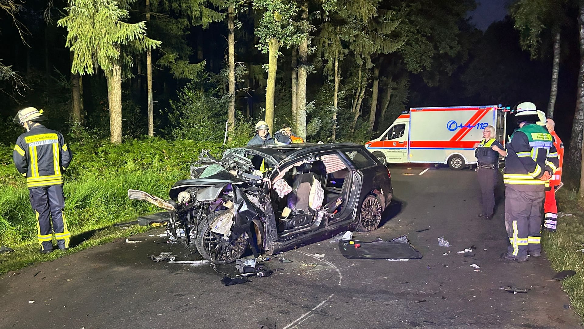 Der Aufprall war so stark, dass der Motorblock des Wagens herausgerissen wurde und einen Straßenbaum zu Fall brachte.