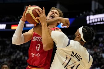 Der deutsche Moritz Wagner (l.) wird vom Amerikaner Anthony Davis geblockt.