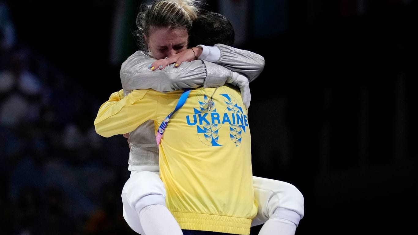 Die Ukrainerin Olha Charlan feiert mit ihrem Trainer nach ihrem Sieg im Bronze-Finale.