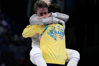 Die Ukrainerin Olha Charlan feiert mit ihrem Trainer nach ihrem Sieg im Bronze-Finale.