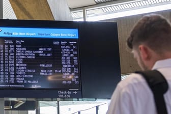 Köln: Ein Anzeigendisplay am Köln Bonner Flughafen zeigt Verspätungen und Flugausfälle an.