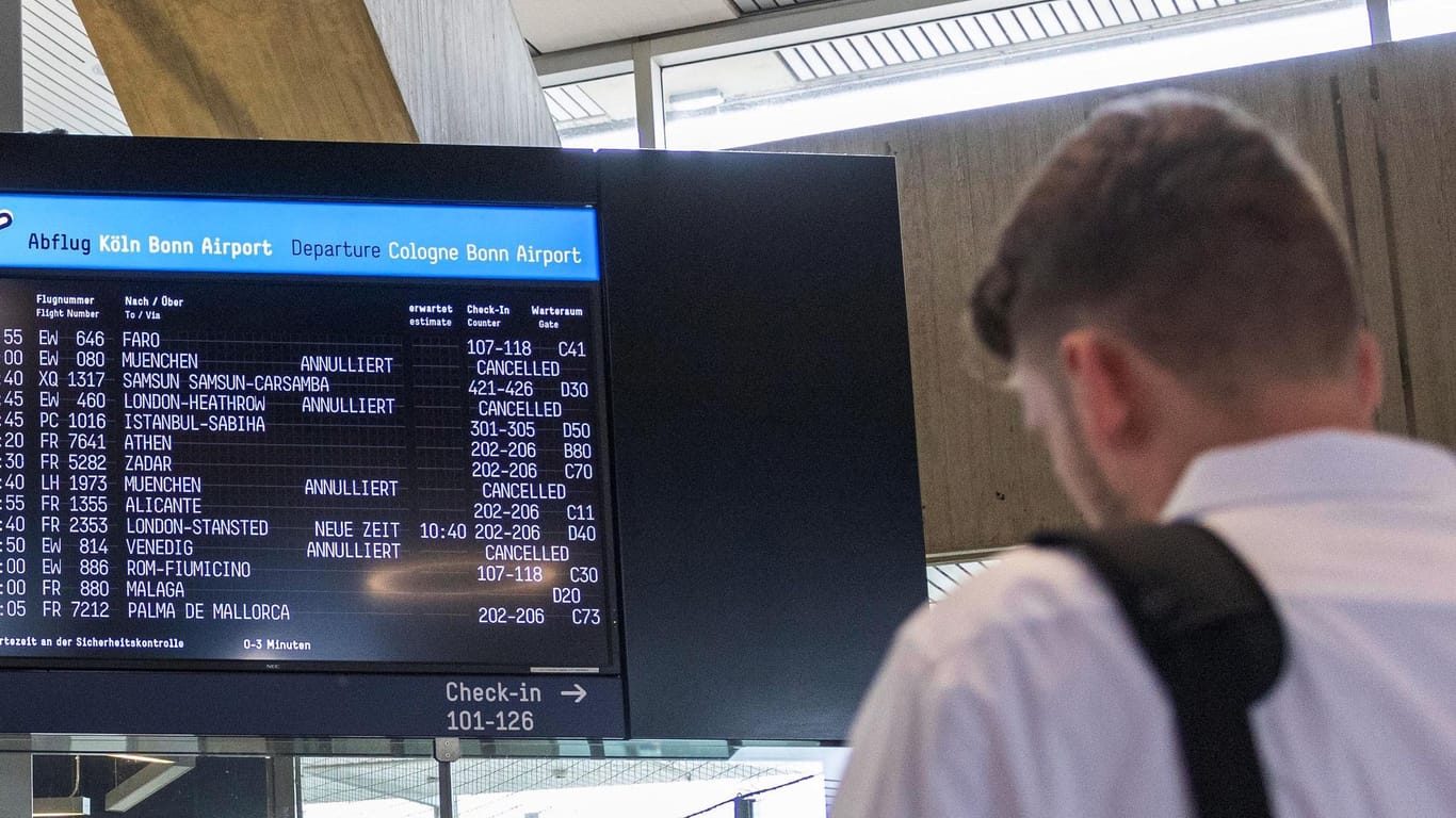 Köln: Ein Anzeigendisplay am Köln Bonner Flughafen zeigt Verspätungen und Flugausfälle an.