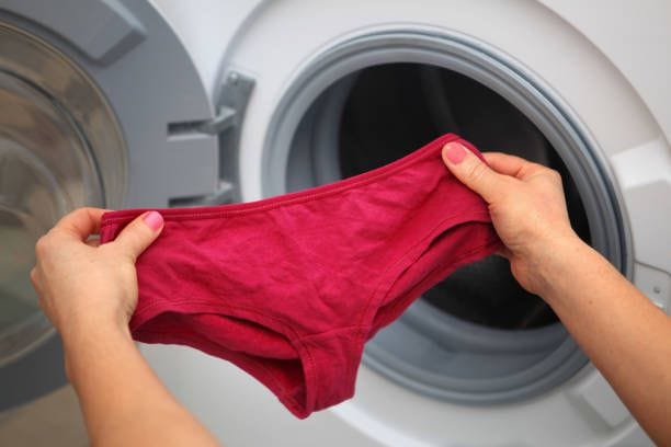 Slip öfter mal weglassen: Durch enge Unterwäsche kann im Intimbereich ein bakterienförderndes Klima entstehen.