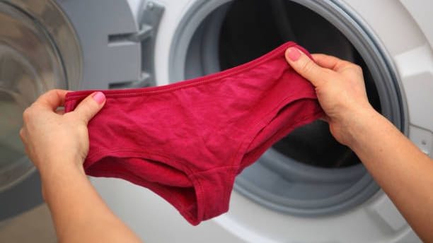Slip öfter mal weglassen: Durch enge Unterwäsche kann im Intimbereich ein bakterienförderndes Klima entstehen. Slip öfter mal weglassen: Durch enge Unterwäsche kann im Intimbereich ein bakterienförderndes Klima entstehen.
