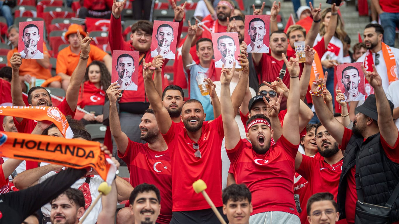 Solidarisieren sich mit Merih Demiral: Fans der Türkei zeigen vor dem Viertelfinale gegen die Niederlande den "Wolfsgruß".