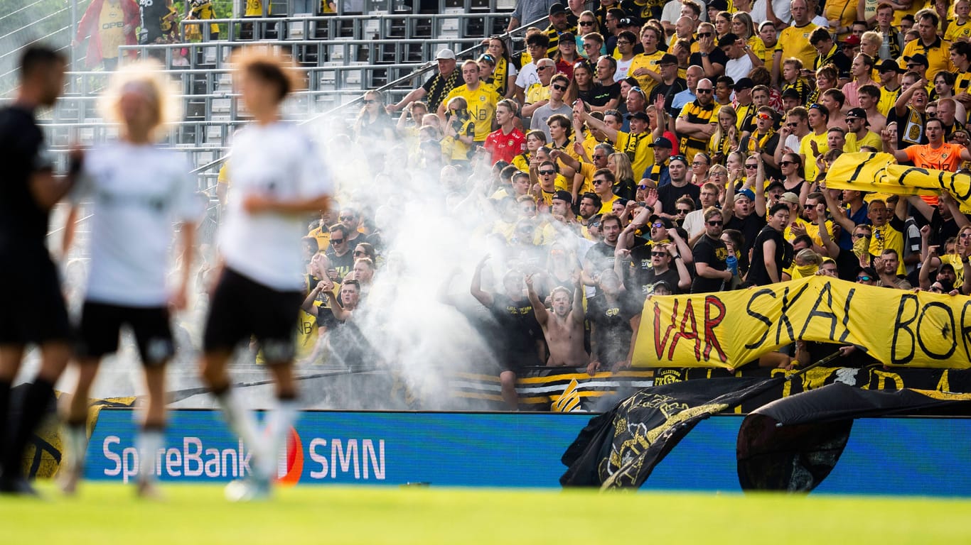 Auch in Norwegen protestieren Fans gegen den Videoassistenten im Fußball.