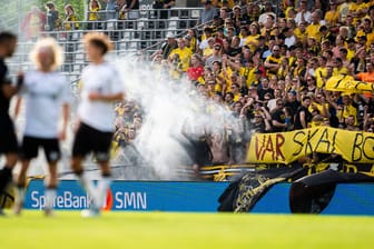 Auch in Norwegen protestieren Fans gegen den Videoassistenten im Fußball.