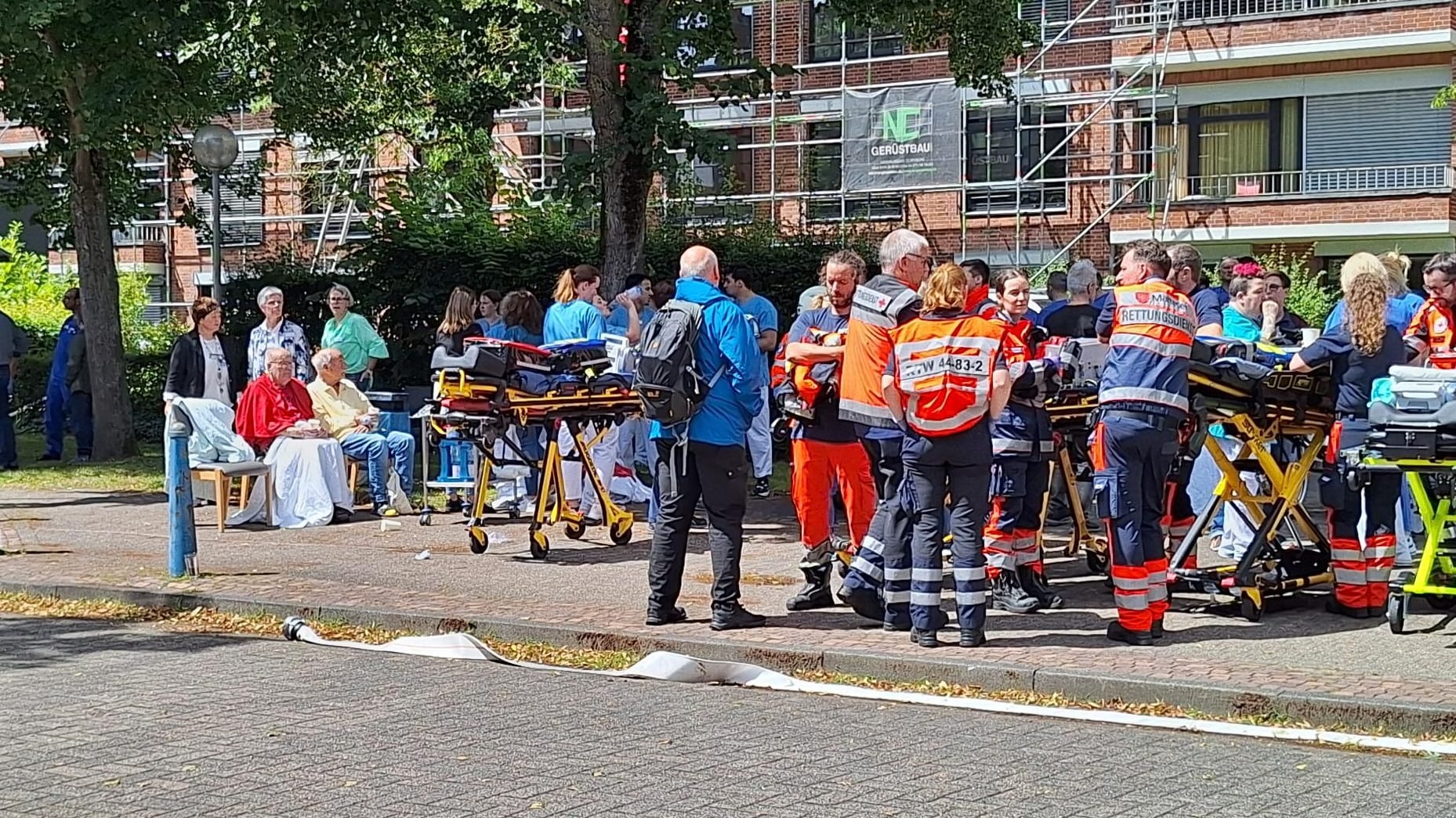 Insgesamt rund 150 Einsatzkräfte von Feuerwehr und Rettungsdienst waren vor Ort und versorgten die Patienten.