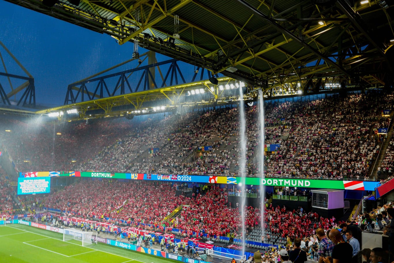 Deutschland gegen Dänemark in Dortmund: Während des Spiels war eine Person auf dem Dach.