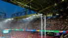 Deutschland gegen Dänemark in Dortmund: Während des Spiels war eine Person auf dem Dach.