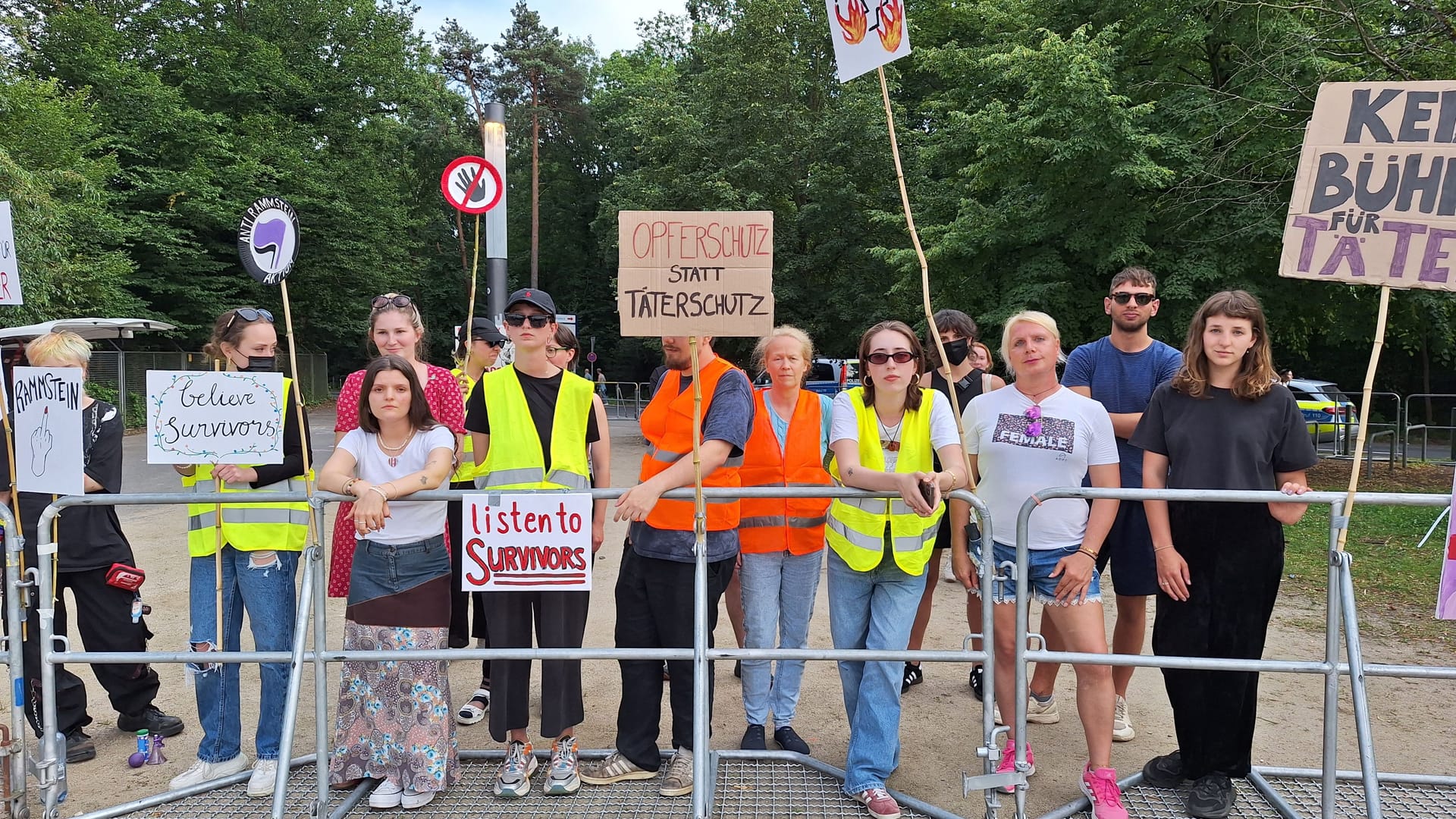 Rammstein-Konzert in Frankfurt: Mitglieder der feministischen Bewegung „Keine Bühne FFM“.