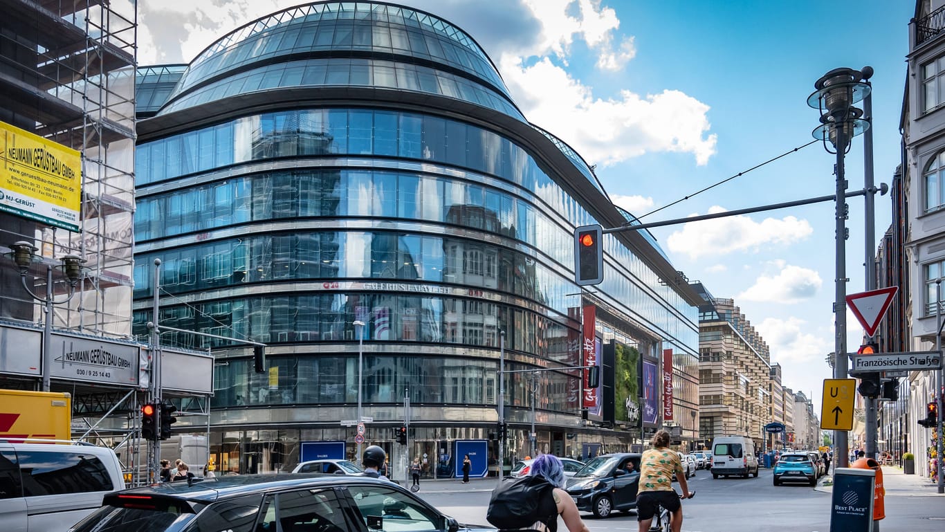 Die Galeries Lafayette in Berlin an der Friedrichstraße Ecke Französische Straße (Archivbild): Von 1996 bis Ende Juli 2024 war hier exklusive Mode und Spitzengastronomie zu finden.