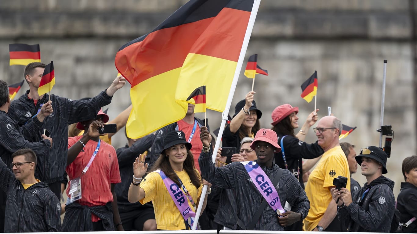 Die deutschen Fahnenträger Dennis Schröder (M/r) und Anna-Maria Wagner (M/l) aus Deutschland bei der Eröffnungsfeier.