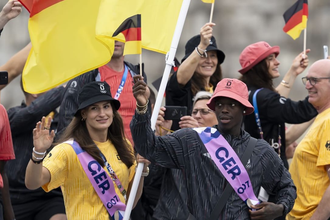 Die deutschen Fahnenträger Dennis Schröder (M/r) und Anna-Maria Wagner (M/l) aus Deutschland bei der Eröffnungsfeier.