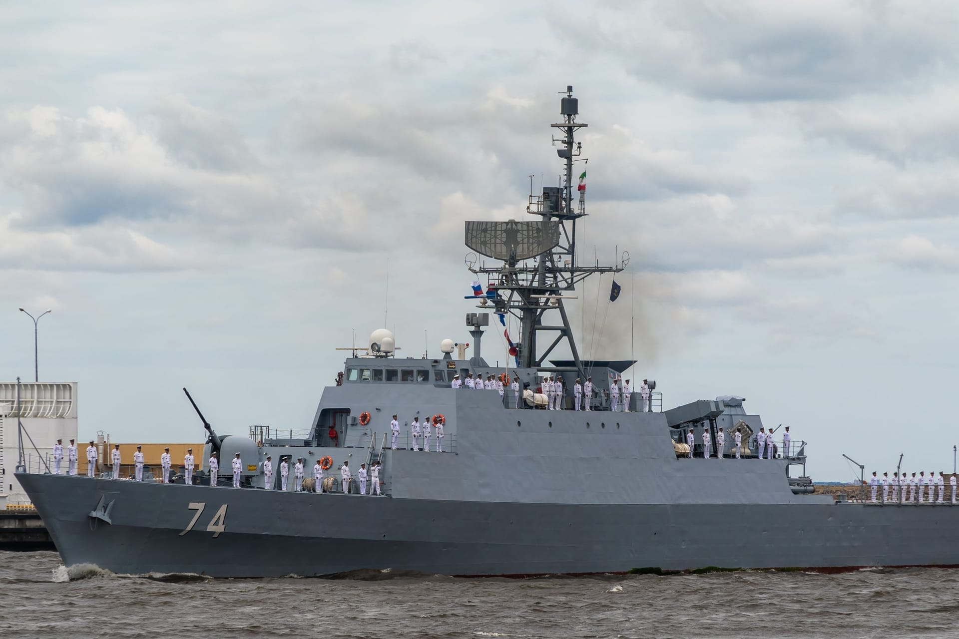 Die iranische Fregatte "Sahand" bei einer Parade in Russland (Archivbild): Das Kriegsschiff ist mit hochmoderner Radar- und Raketentechnik ausgestattet.