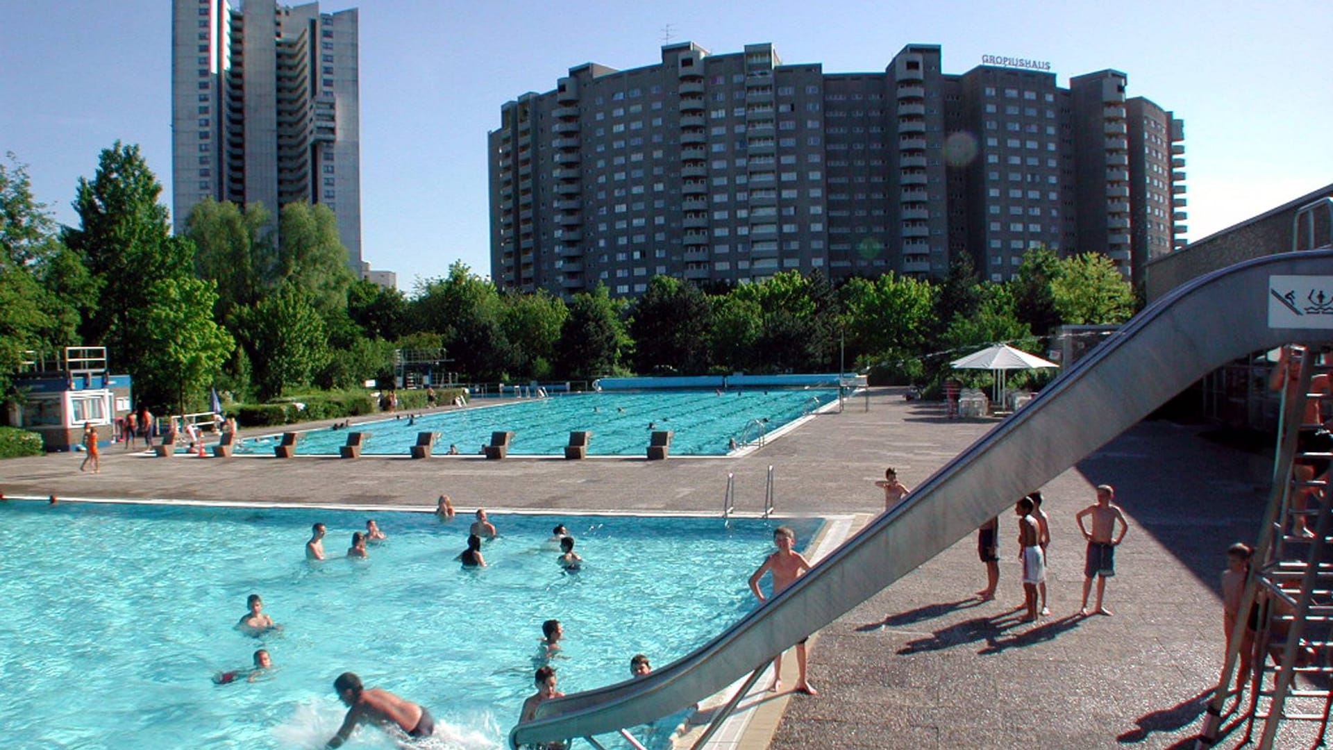 Das Sommerbad in Gropiusstadt (Archivbild): Hier gab es eine große Auseinandersetzung zwischen Jugendlichen.