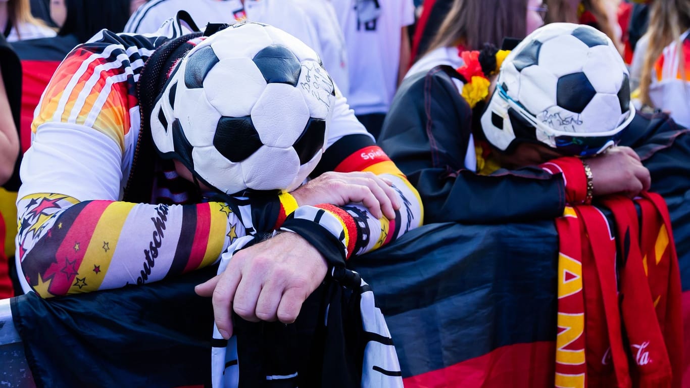 Deutschland-Fans lassen die Köpfe hängen: Die deutsche Nationalmannschaft hat am Freitagabend das EM-Spiel gegen Spanien verloren.
