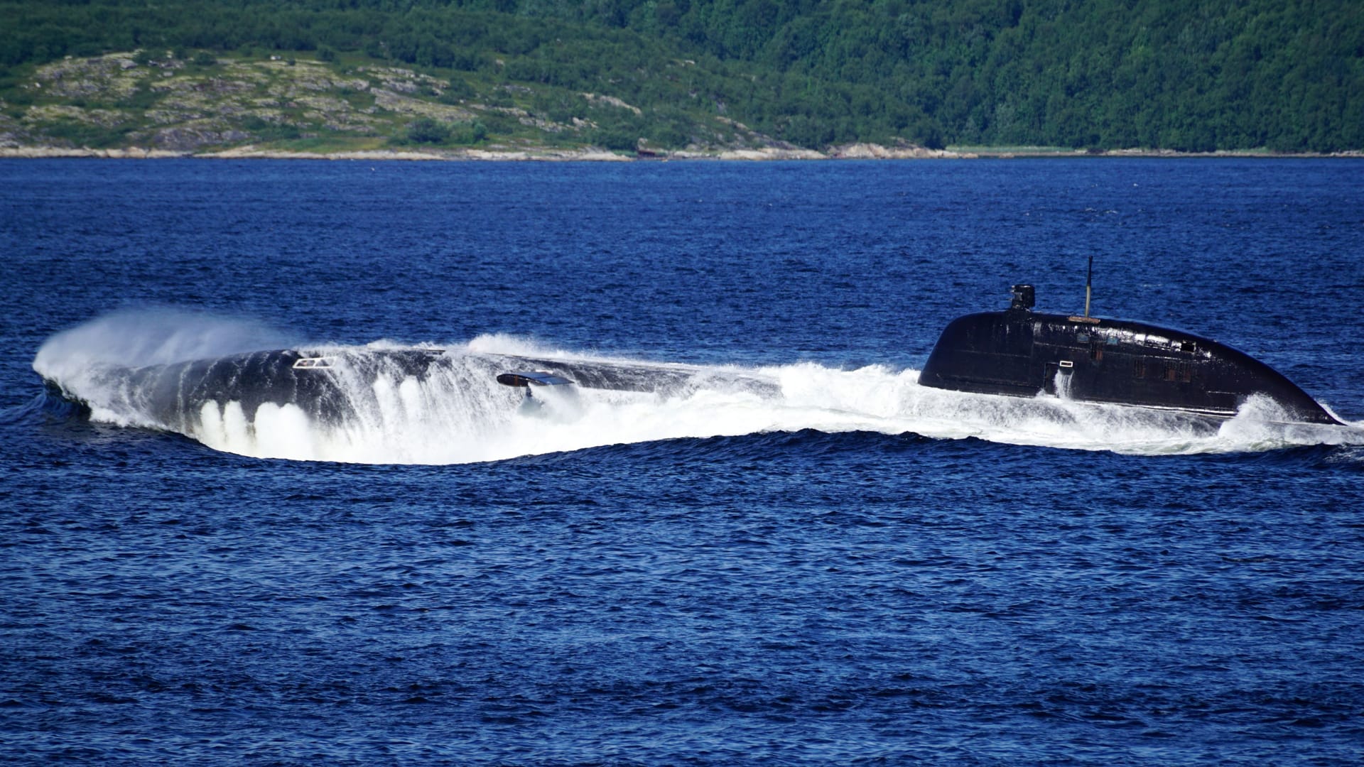 Ein russisches U-Boot der Victor-III-Klasse taucht in der Kola-Bucht auf (Symbolbild): Auch die "Tambow" gehört zu dieser Klasse.