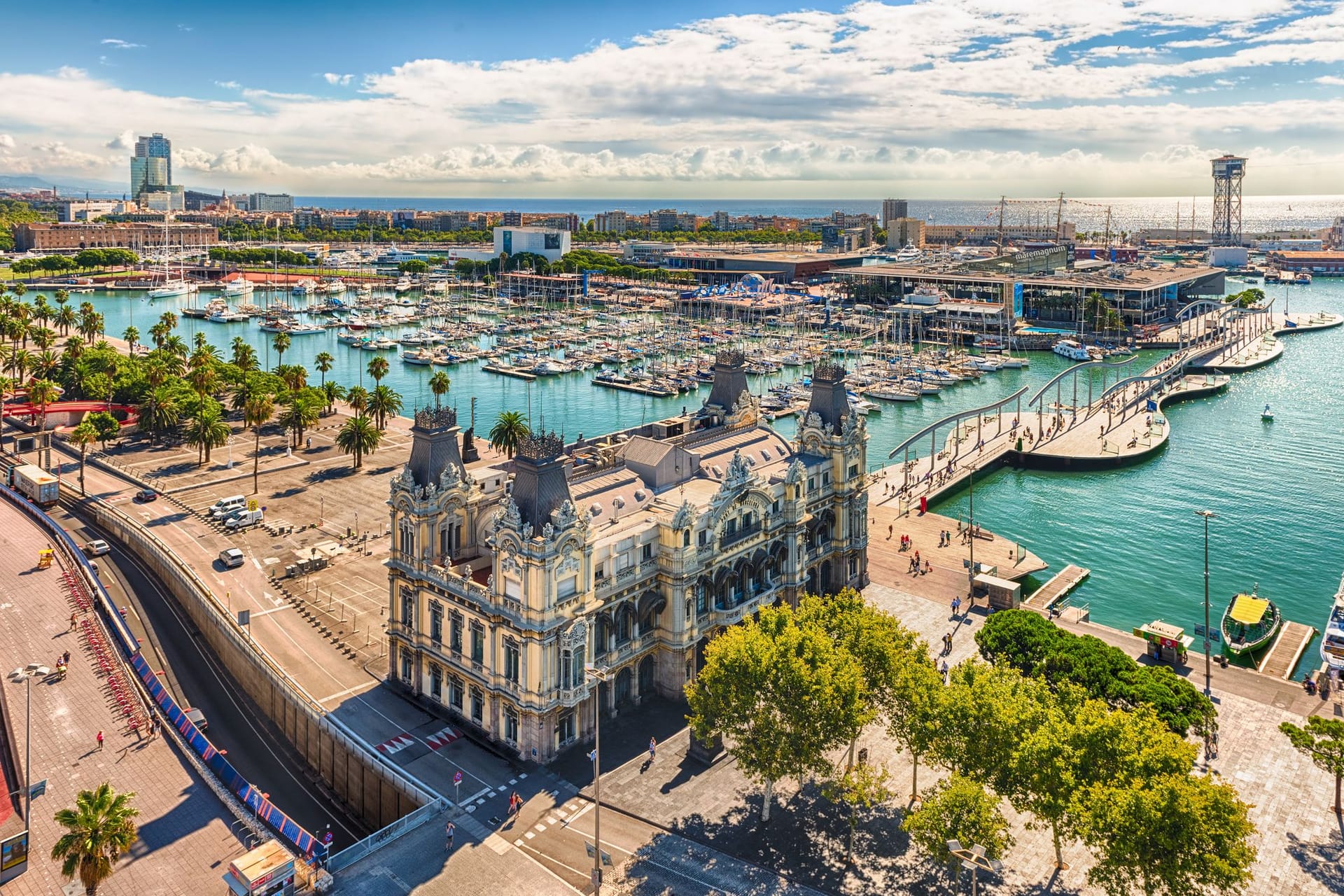 Malerische Luftaufnahme von Port Vell von der Spitze des Kolumbus-Denkmals, Barcelona, Katalonien, Spanien