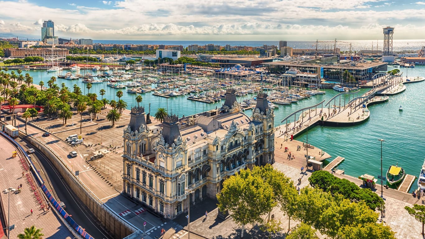 Malerische Luftaufnahme von Port Vell von der Spitze des Kolumbus-Denkmals, Barcelona, Katalonien, Spanien