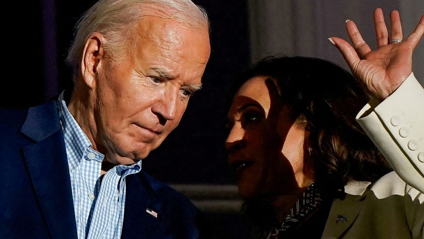 Präsident Biden im Gespräch mit seiner Vize Kamala Harris.