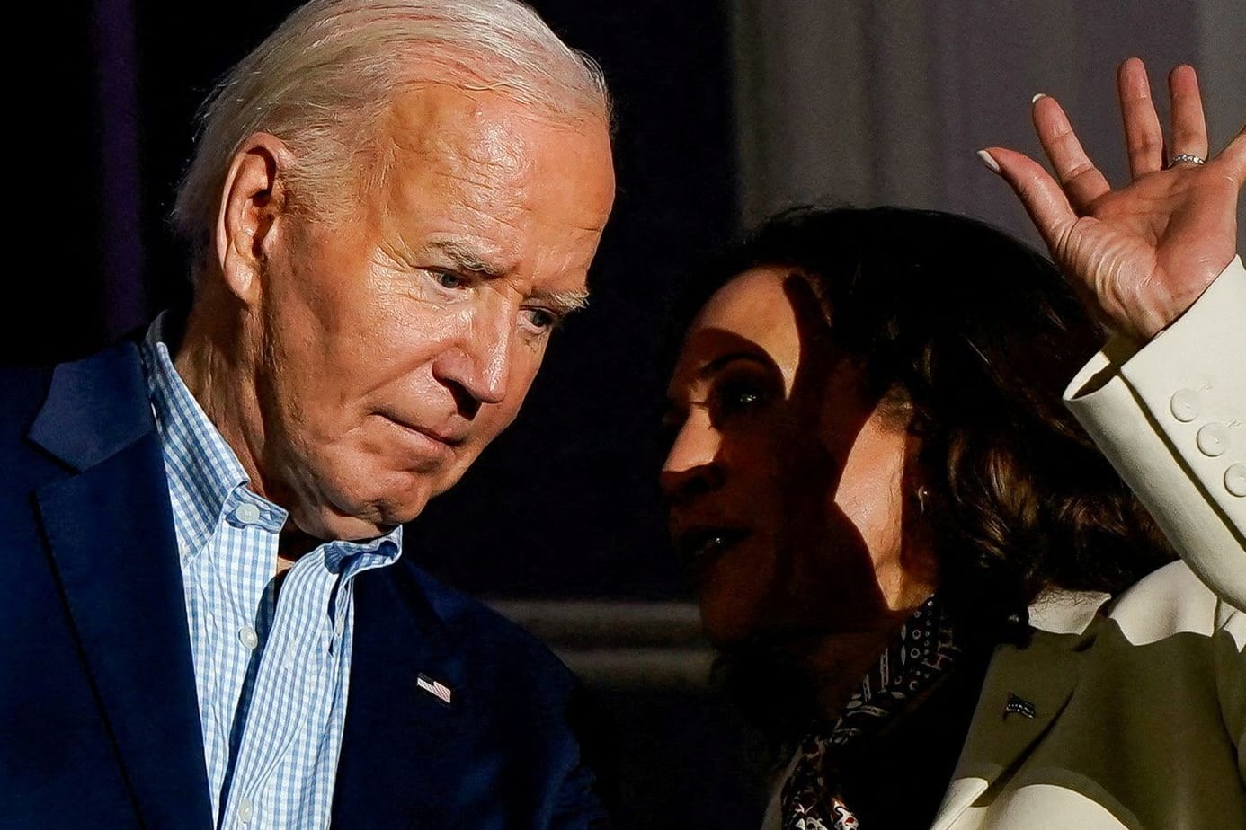 Präsident Biden im Gespräch mit seiner Vize Kamala Harris.