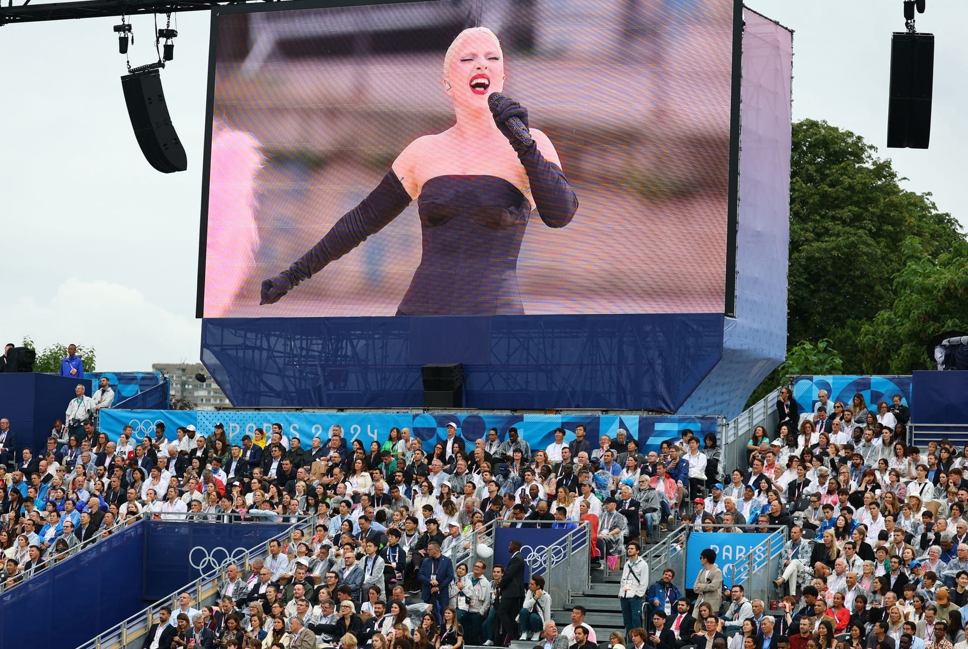 Lady Gaga Performance wurde über Leinwände gezeigt.