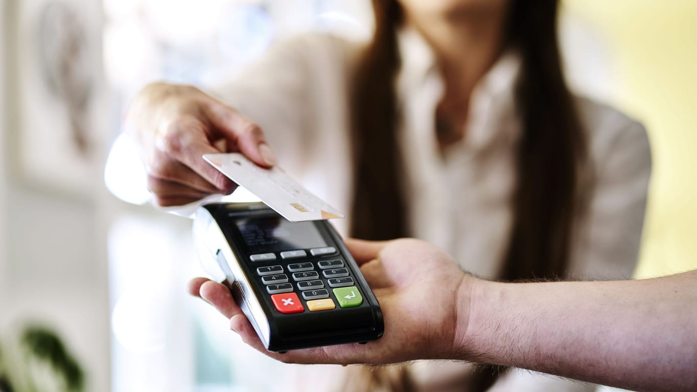 Kontaktloses Bezahlen mit einer Kreditkarte