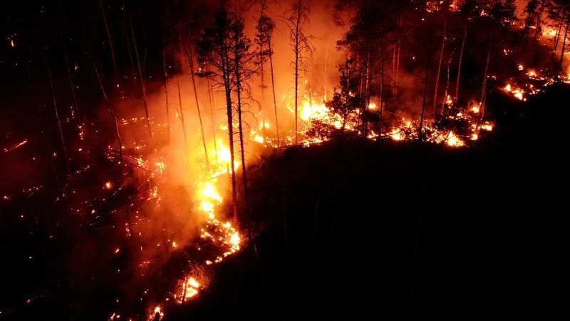 Waldbrand (Archivbild): Am Balkan kämpfen Soldaten gegen die Flammen.