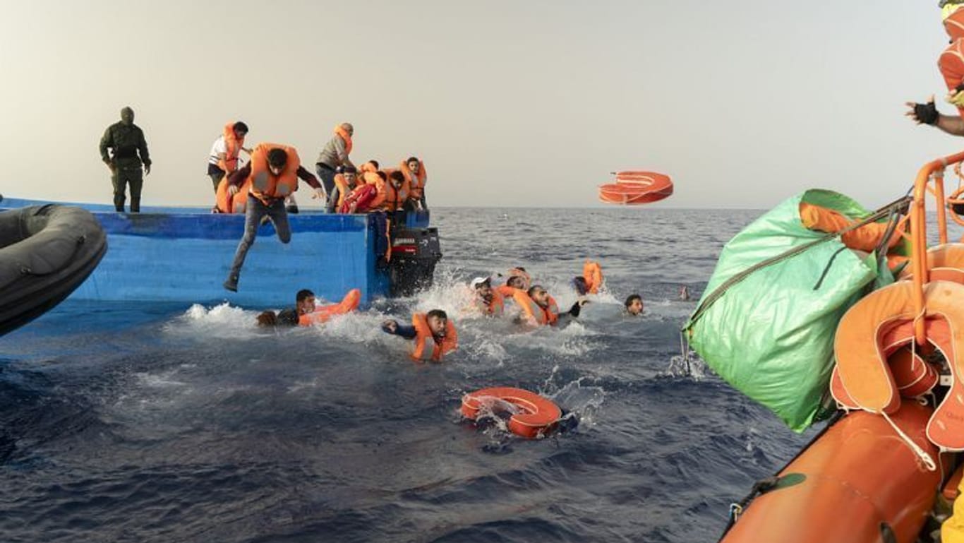 Menschen stürzen sich nach Überfall bei Rettungsaktion ins Meer.