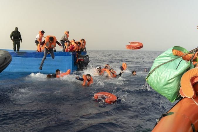 Menschen stürzen sich nach Überfall bei Rettungsaktion ins Meer.