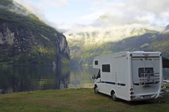 Wohnmobil am Geirangerfjord in Norwegen (Symbolbild): Der Weg zum Skywalk ist nicht für alle Wohnmobilfahrer geeignet.