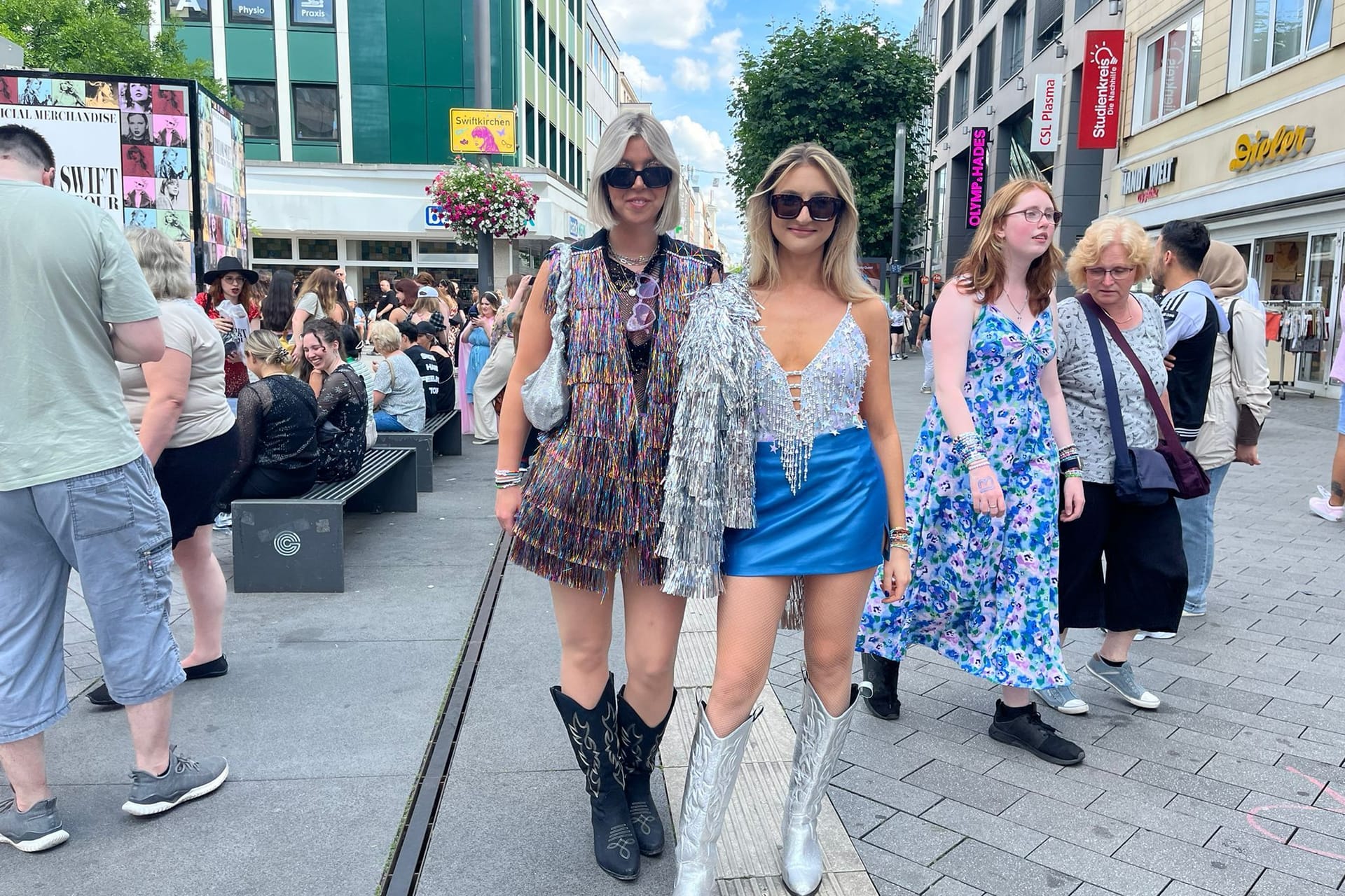 Taylor-Swift-Fans Jana und Kira in Gelsenkirchen: Vor dem Konzertbesuch erkunden sie "Swiftkirchen".