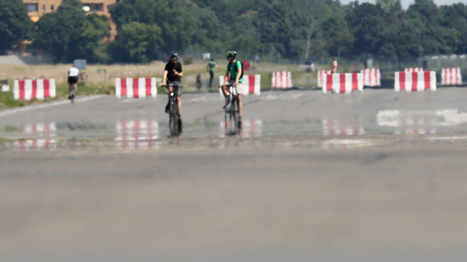 Radfahrer sind auf dem Tempelhofer Feld unterwegs (Archivbild): Die Sonne brennt auf den Asphalt.