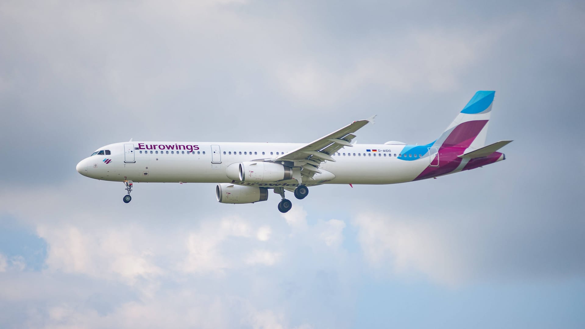 Ein Passagierflugzeug vom Typ Airbus A321-231 der Airline Eurowings im Landeanflug auf den Flughafen Berlin Brandenburg BER (Symbolbild): Der Pilot stand vor der Entscheidung, soll er es noch wagen oder auf Nummer sicher gehen?