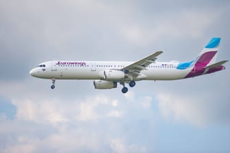 Ein Passagierflugzeug vom Typ Airbus A321-231 der Airline Eurowings im Landeanflug auf den Flughafen Berlin Brandenburg BER (Symbolbild): Der Pilot stand vor der Entscheidung, soll er es noch wagen oder auf Nummer sicher gehen?