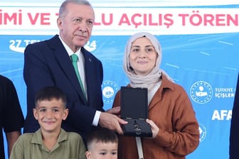 Recep Tayyip Erdogan bei einem Auftritt in der Provinz Rize, bei ihm steht der geohrfeigte Junge.