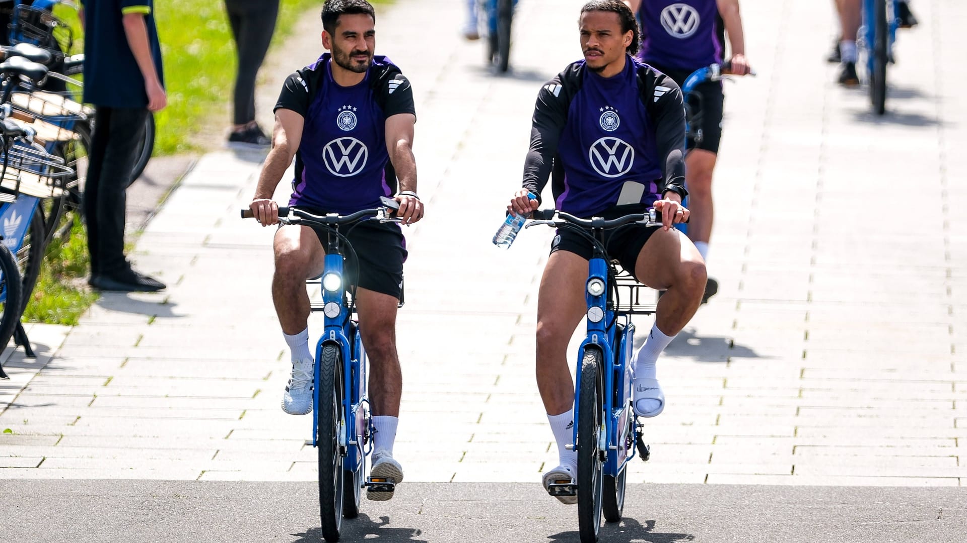 Ilkay Guendogan und Leroy Sane auf einer Rundfahrt.