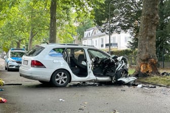 Das verunfallte Fahrzeug steht an der Unfallstelle im Berliner Westend: Bei einem Verkehrsunfall hat es mehrere Verletzte gegeben.